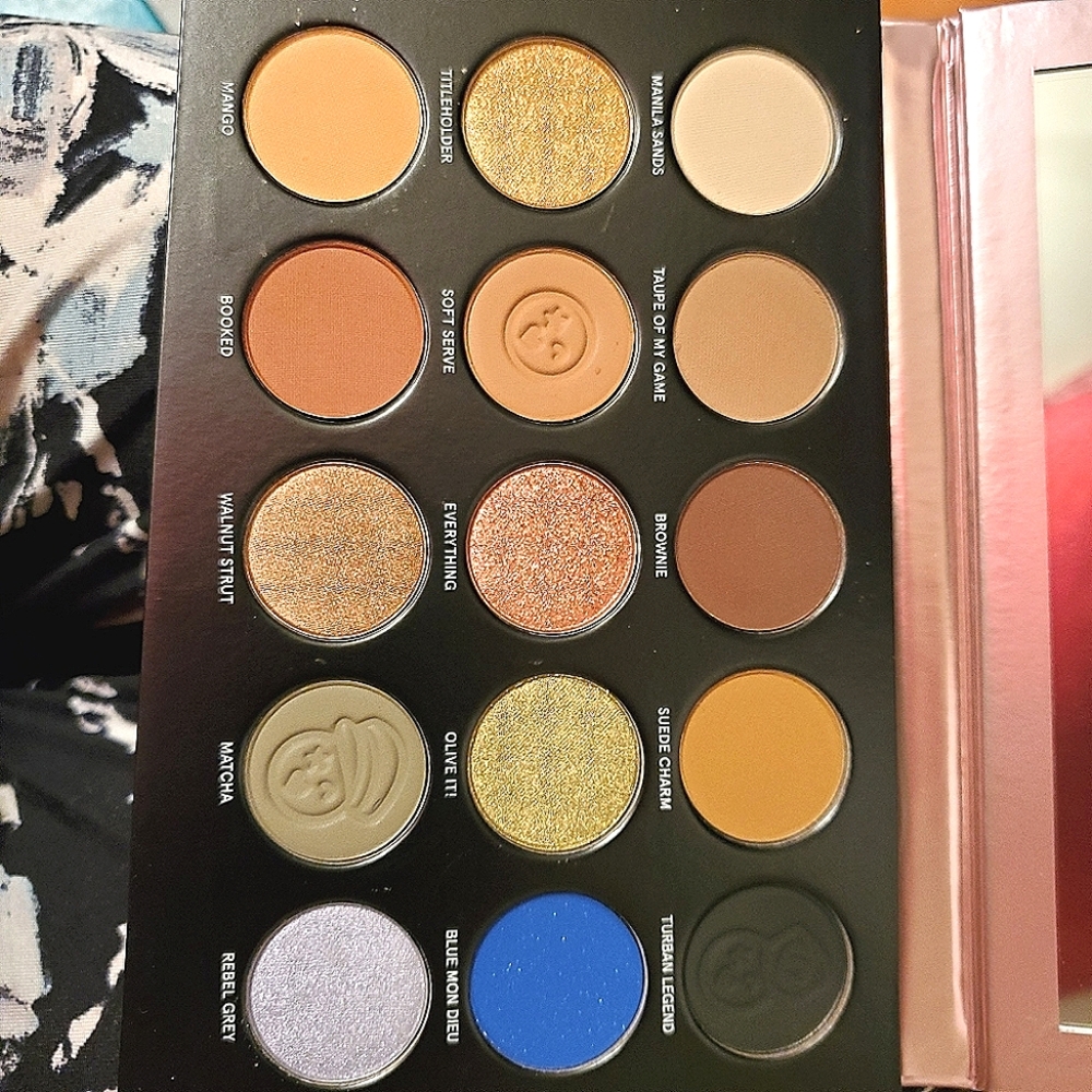 💜Brand New Eyeshadow Pallette 💜